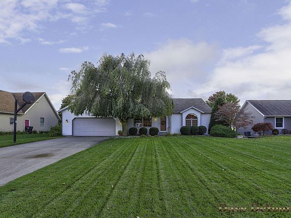 3rd image of 10148 Holiday Dr