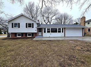 10924 W Courtland Ave, Wauwatosa, WI 53225