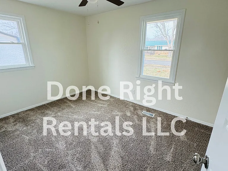 925 Rose Dr — Photo 6