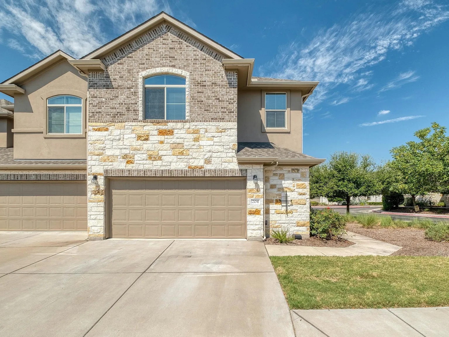 4 bed, 2.5 bath, 2102 sqft, $2,095 — Photo 2