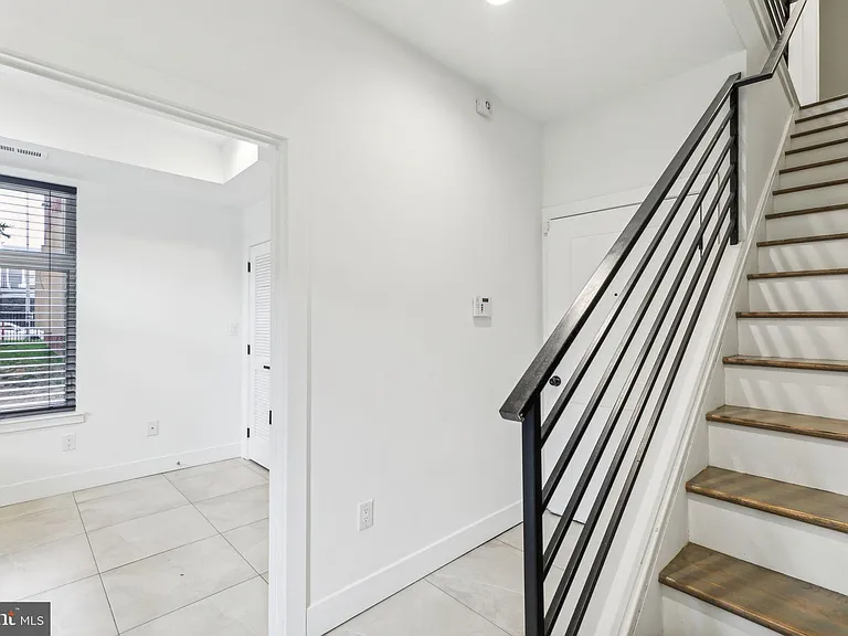 2835 Edgemont St — Photo 8