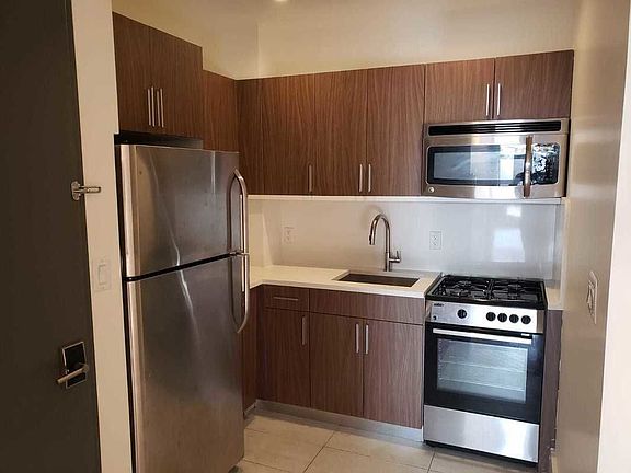 5th image of 73 N Henry St #3P