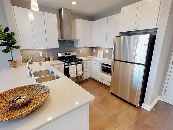4th image of 116 W 15th St Unit 305