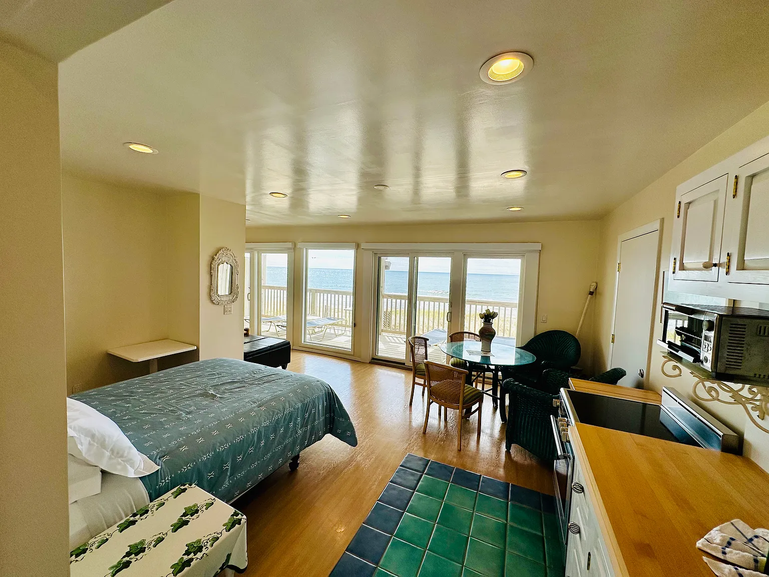 Oceanfront 1 Bedroom 2 Bath Condo, short term availability — Photo 3