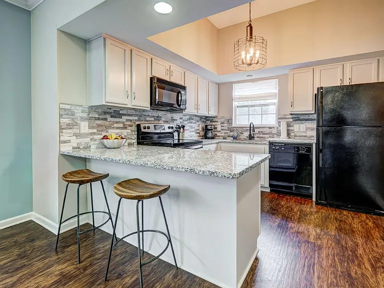 Saratoga Crossing Apartments & Townhomes — Photo 38