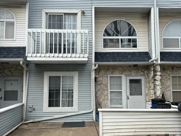 42 Country Dr E, Staten Island, NY 10314
