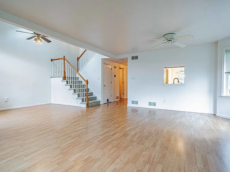 323 Surrey Pl — Photo 11