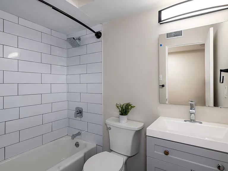 Lindenwood Heights Apartments — Photo 6