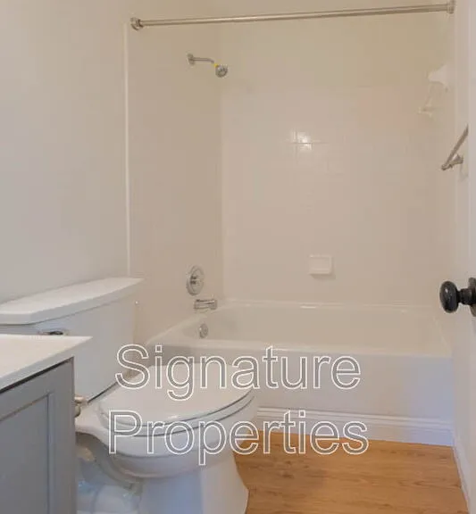 405 Lakeview Ct — Photo 26