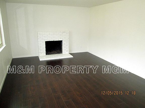LIVING ROOM W/FIREPLACE