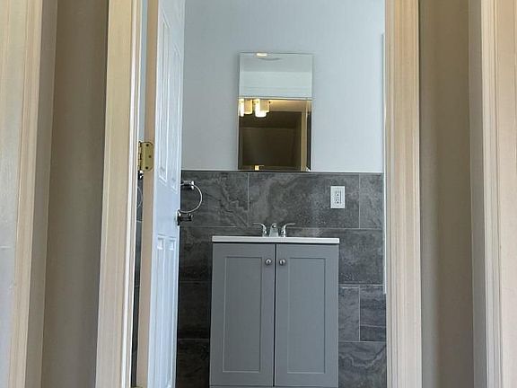 4th image of 321 N Main St