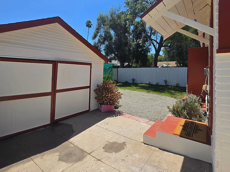 1692 N Marengo Ave — Photo 21