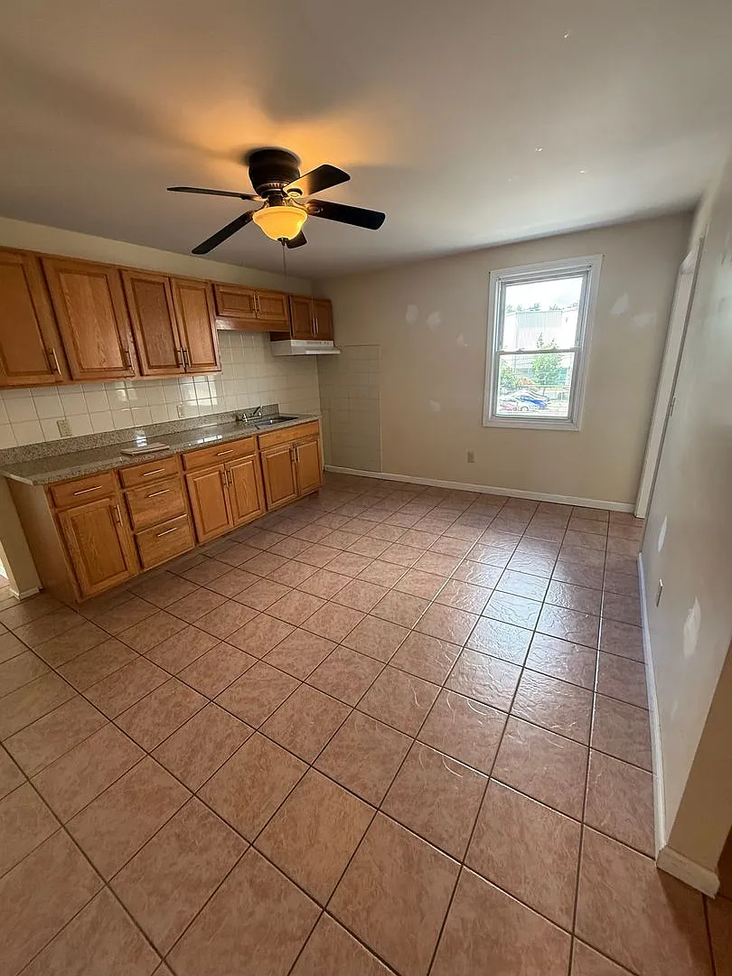 Beautiful 4 Bedroom homes in the heart of West Springfield! — Photo 3