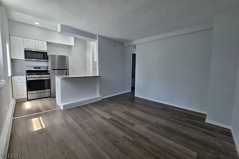 2 bed, 1.0 bath, $2,550 — Photo 2