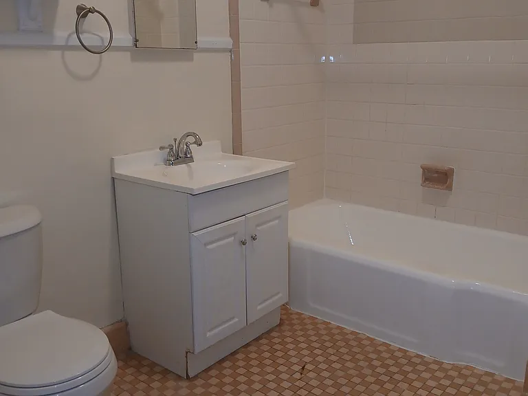 111 1/2 Florence Pl #111-1/2 — Photo 8