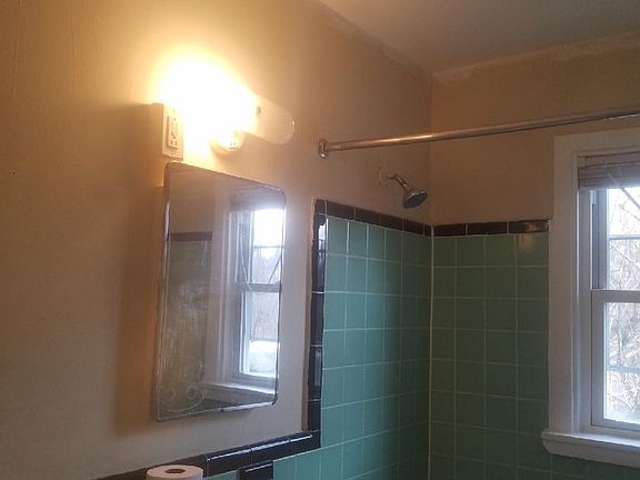 4th image of 2701 Chestnut St APT E4
