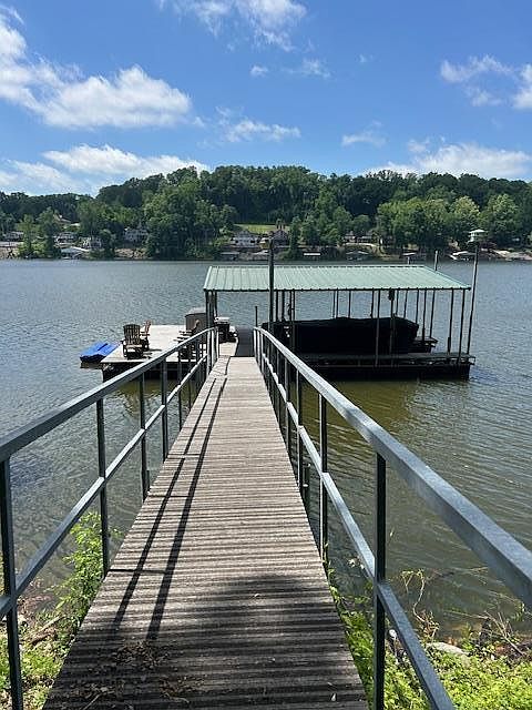 1st image of 290 Camelot Dr