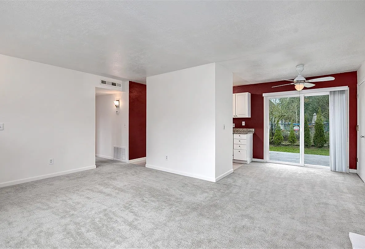 3 bed, 1010 sqft, $2,415 — Photo 4