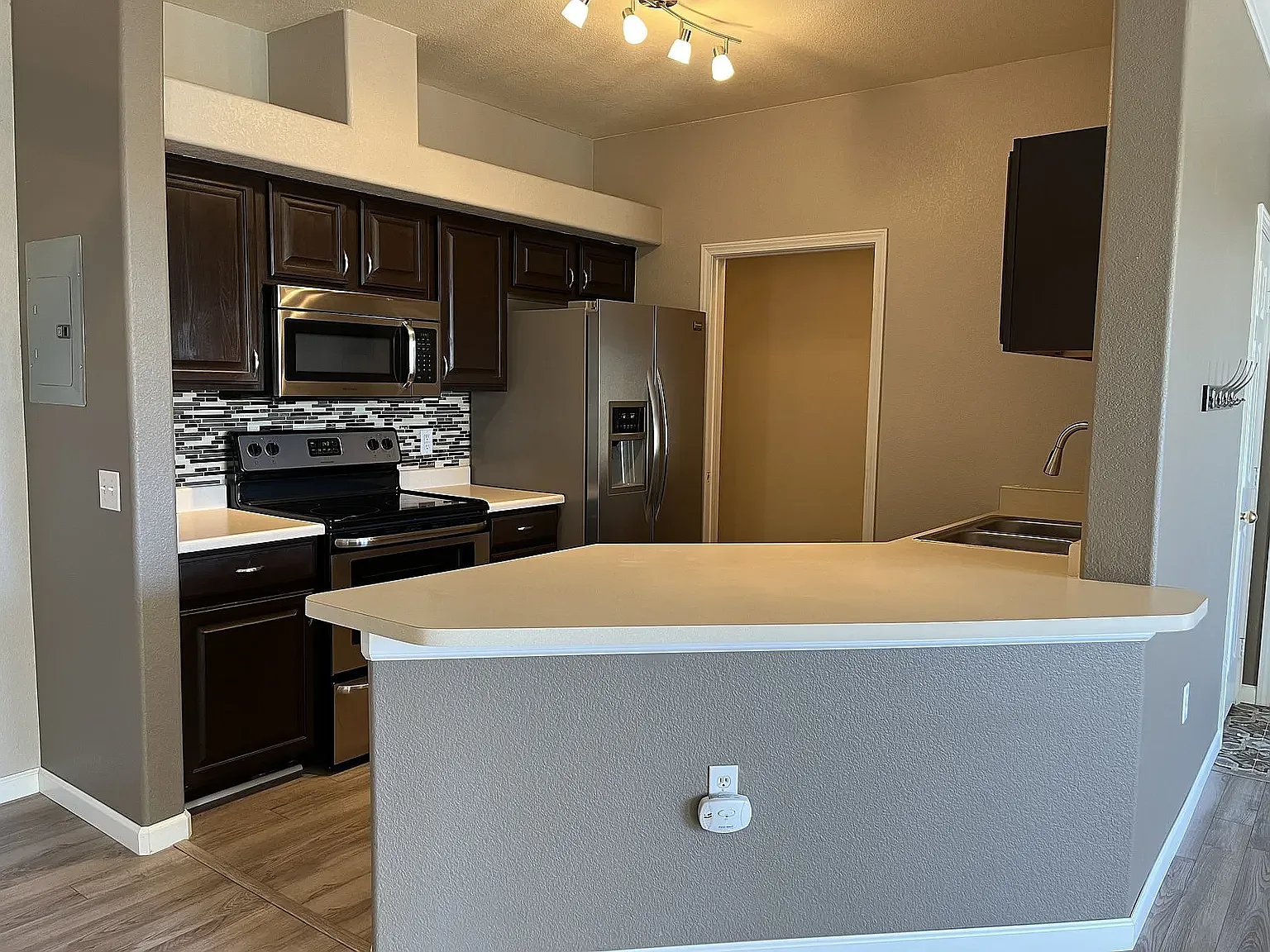 2 bed, 1.5 bath, 1103 sqft, $2,350 — Photo 2