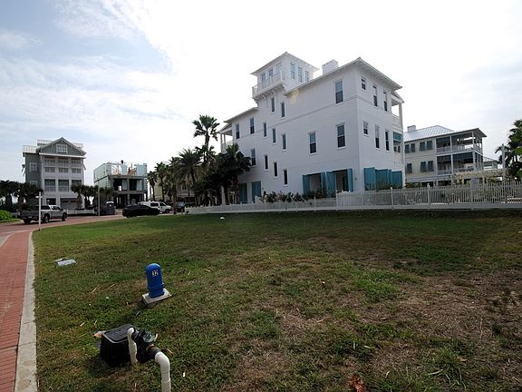 3rd image of 8243 Breakers Blvd
