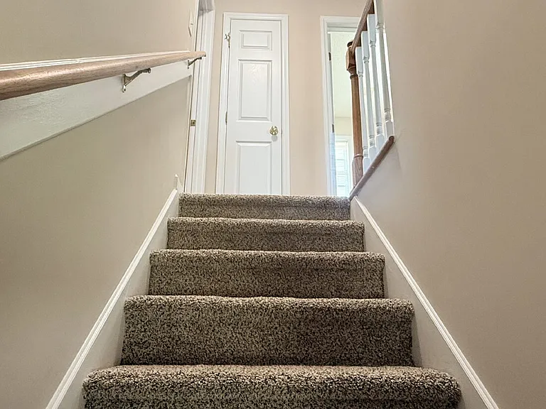 81 Essex Ct W — Photo 12