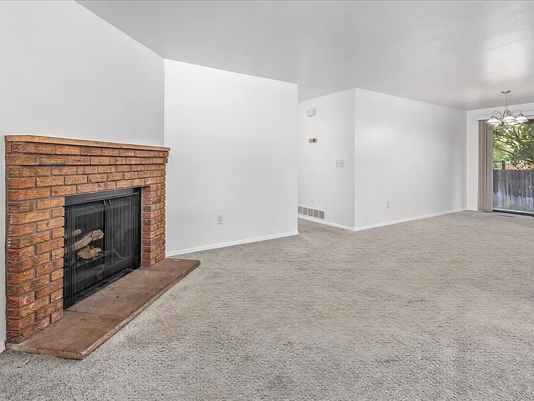 2302 W Canal St — Photo 9