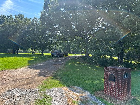 Entrance with brick mail box!