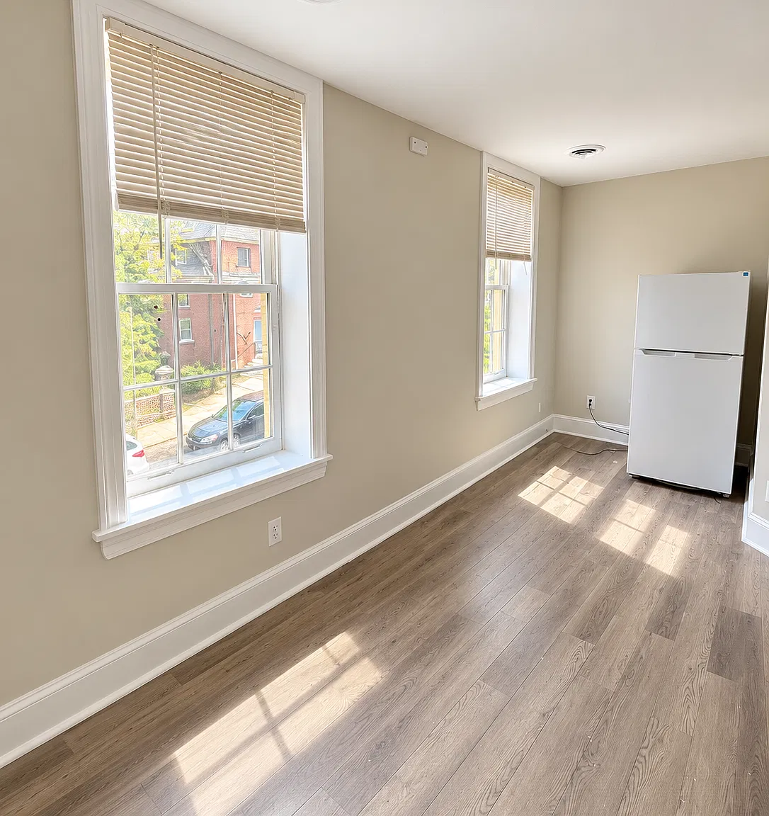 308 W 6th St — Photo 3
