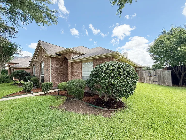 6000 Arlington Dr — Photo 3