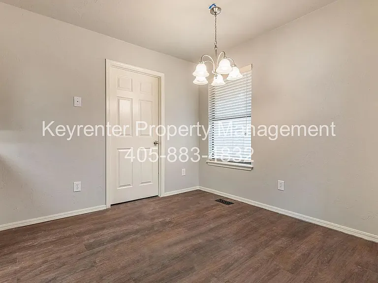 9016-9020 N Rockwell Dr — Photo 9