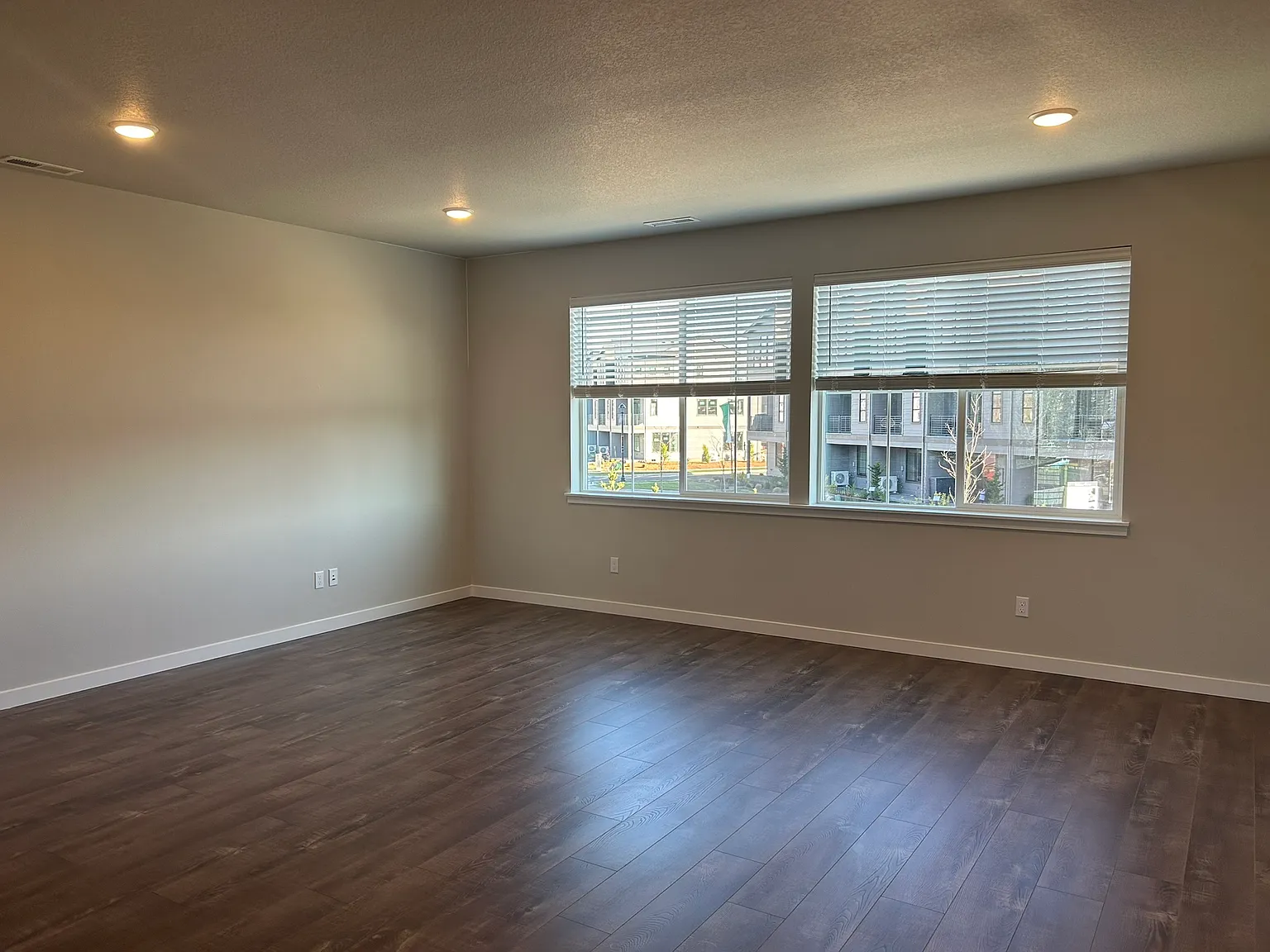 3 bed, 2.5 bath, 1945 sqft, $2,795 — Photo 2