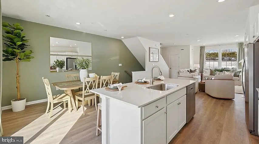 3 bed, 2.5 bath, 1763 sqft, $3,350 — Photo 4
