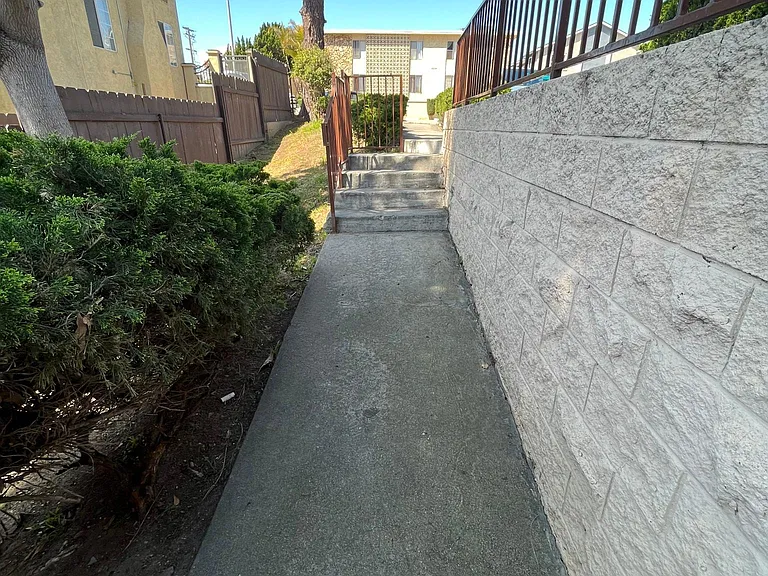 4225 Estrella Ave #6 — Photo 33