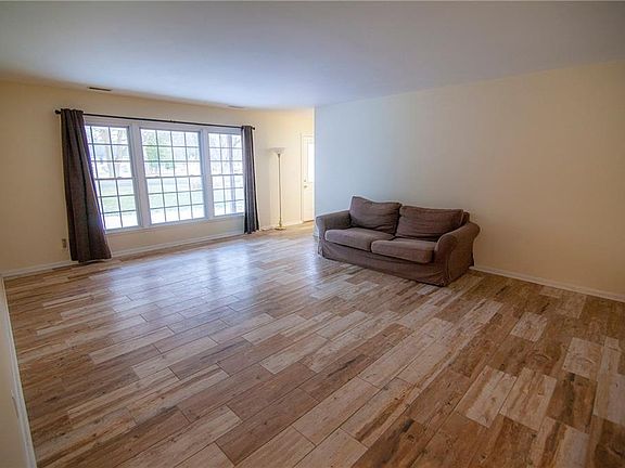 3rd image of 25 Beauvoir Cir