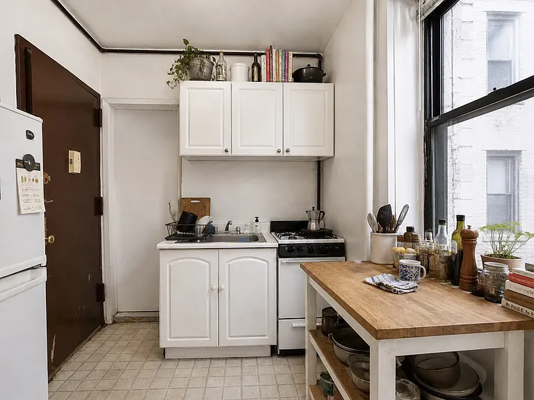 330 W 43rd St #7 — Photo 4