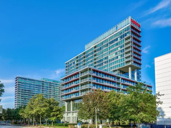 9655 Woods Dr, Skokie, IL