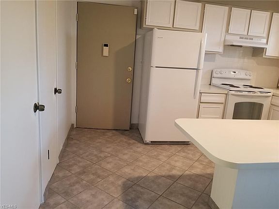 5th image of 352 Meadowbrook Ave #1