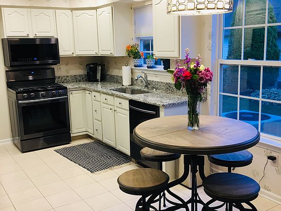 4th image of 2810 Danbury Ln