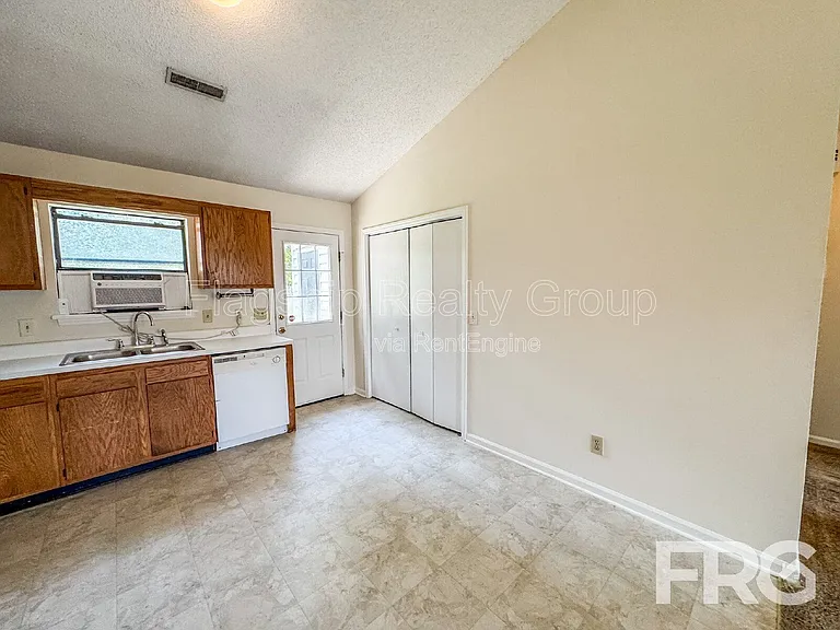 2108 E 3rd St #B — Photo 9