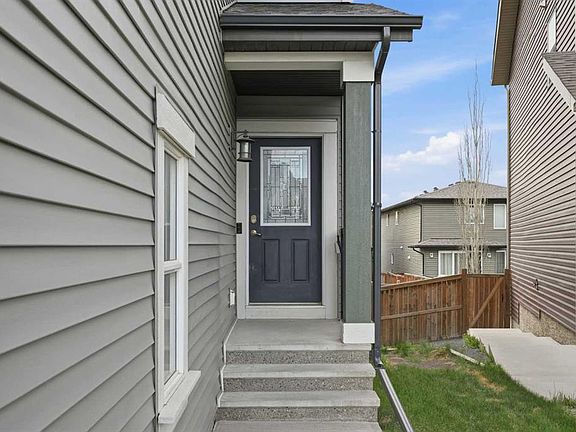 3rd image of 31 E Evansridge Cres NW