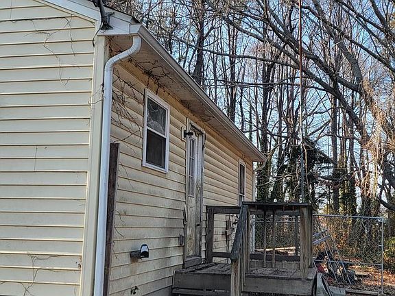 4th image of 961 Ferry Rd