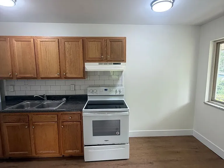 1447 E Fulton St — Photo 4