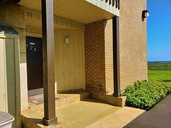 3rd image of 1010 Padre Blvd #124