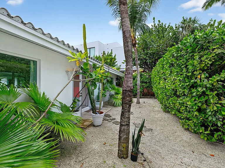 385 Harbor Ct — Photo 6
