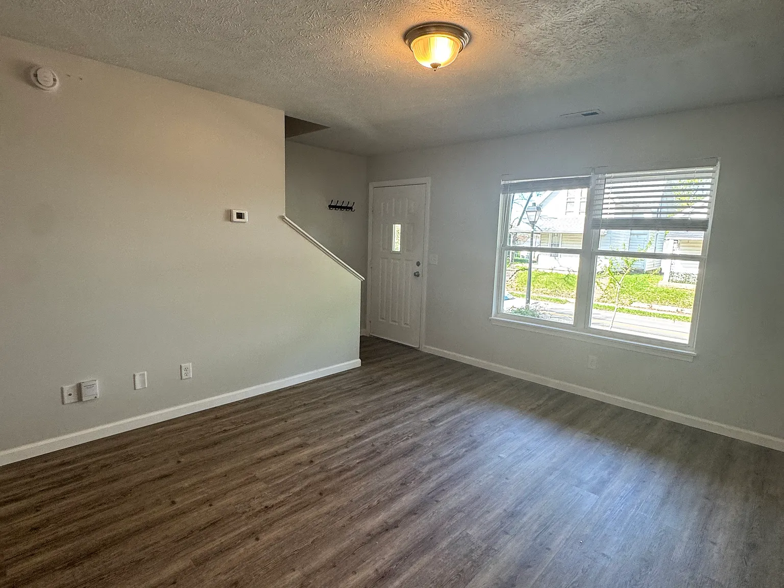 2 bed, 1.5 bath, 900 sqft, $1,200 — Photo 2