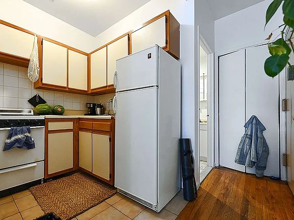 4th image of 150 Orchard St APT 4