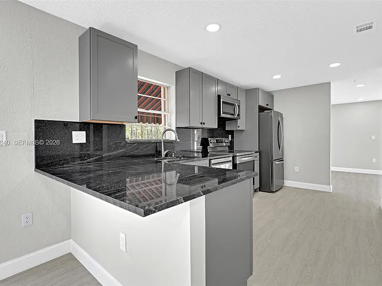 10065 NW 54th Ter — Photo 12