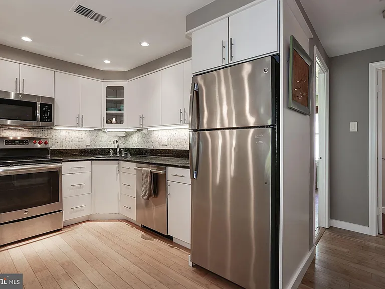 144 N Bedford St #B — Photo 7