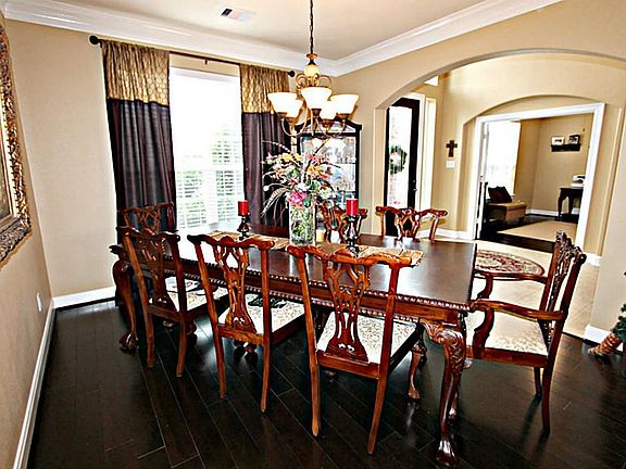 THE FORMAL DINING ROOM OFFERS GLEAMING HARDWOOD FLOORS AND CROWN MOLDING