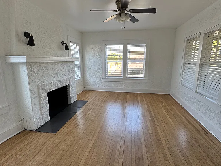 1033 Bay St NE #1 — Photo 8